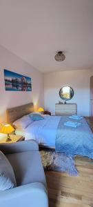 a bedroom with two beds and a couch at Refugio rural con encanto en el Pirineo in Monrós