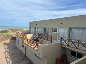 a house on the beach with a view of the ocean at Loft Paraíso Costero in Mar de Cobo