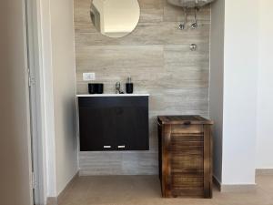 a bathroom with a sink and a wall with wood at Loft Paraíso Costero in Mar de Cobo