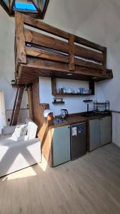 サント・ドミンゴにあるDomo en la Reserva El Yali, con jacuzzi privadoのキッチン、カウンタートップが備わる広い客室です。