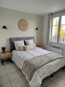 Ένα ή περισσότερα κρεβάτια σε δωμάτιο στο Chez Louis