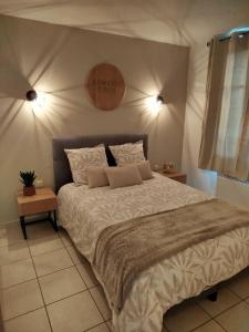 En eller flere senge i et værelse på Chez Louis + 22 billeder