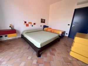 a bedroom with a bed and a dresser at Villa Gioconda a 200metri spiaggia Noto Calabernardo in Calabernardo