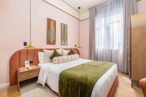 卡利Veca Flats Centenario的一间卧室，配有一张大床和一扇窗户。