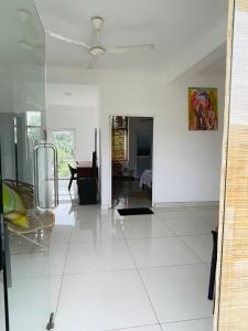 ウェリガマにあるBe Happyの白い床と天井のあるリビングルーム