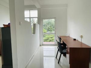 ウェリガマにあるBe Happyの白い部屋(デスク、窓付)