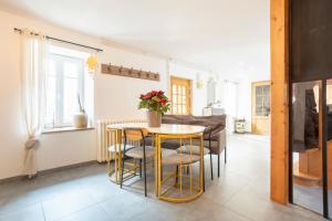 a kitchen and dining room with a table and chairs at Ce Petit Penty in Douarnenez