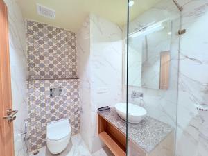 Ένα μπάνιο στο GLD Weve-Premium Flag Beach #Comfort Room Near Temple & Puri Beach +44 φωτογραφίες