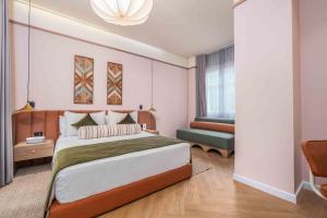 a bedroom with a large bed and a chair at Veca Flats Centenario in Cali
