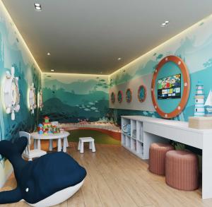 a childs play room with a large mirror at W Tambaú Apart Hotel in João Pessoa