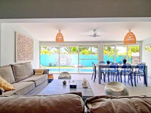 Posezení v ubytování Villa de Luxe avec Piscine Privée et Jacuzzi à la Baie Orientale, Marigot - FR-1-734-1
