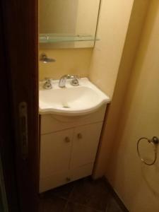 ein Badezimmer mit einem weißen Waschbecken und einem Spiegel in der Unterkunft Triplex Oro San Bernardo 2 in San Bernardo + 8 Fotos