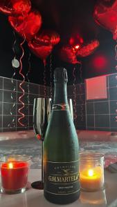 Ποτά στο Suite romantique La Maison de Flora SPA intérieur, jardin et lit King size