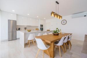 Η κουζίνα ή μικρή κουζίνα στο Axess Villa with panoramic ocean view