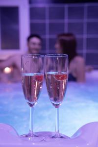 Ποτά στο Suite romantique La Maison de Flora SPA intérieur, jardin et lit King size