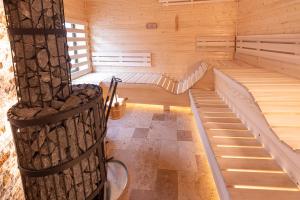 a sauna with two beds in a wooden room at Villa Westfalia Boutique Villa & SPA Adult Only` in Târgu Secuiesc
