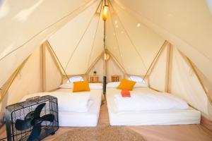 Tienda de campaña con 2 camas en una habitación en O Pedrouzo Base Camp, en O Pino 