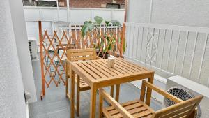 een houten tafel en stoelen op een balkon bij 民泊&guest house NOOK NOOK ディズニーまで往路のみ無料送迎 in Tokyo