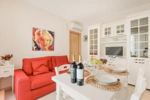 Μια τηλεόραση ή/και κέντρο ψυχαγωγίας στο Incantevole appartamento fronte mare +11 φωτογραφίες