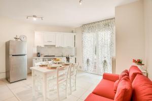 Η κουζίνα ή μικρή κουζίνα στο Incantevole appartamento fronte mare