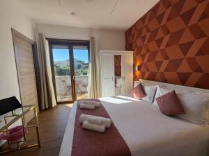 ein Schlafzimmer mit einem großen Bett mit Handtüchern darauf in der Unterkunft Yoyo House Luxury Napoli in Neapel