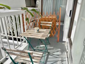 een tafel en een stoel op een veranda bij 民泊&guest house NOOK NOOK ディズニーまで往路のみ無料送迎 in Tokyo