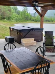 Beaver DamsScenic Mountain Lodge的天井上的乒乓球桌和椅子