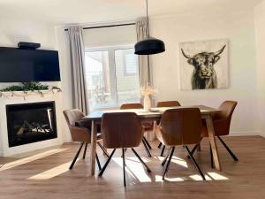 a dining room with a table and a bull head on the wall at Ski in out au pied des pentes in Bromont