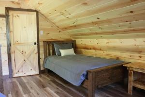 Beaver DamsScenic Mountain Lodge的小木屋里有一张床的卧室