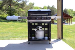 Beaver DamsScenic Mountain Lodge的公园里地上放着一个炉子