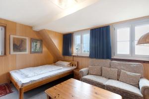 a small room with a couch and a table at Haus am Ufer in Gaienhofen