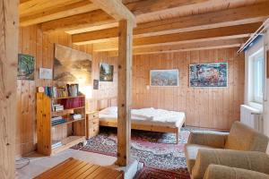 a bedroom with a bed in a wooden cabin at Haus am Ufer in Gaienhofen