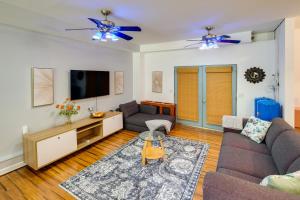 ein Wohnzimmer mit zwei Sofas und einem Fernseher in der Unterkunft Countryside Cottage on 5 Acres! Easy Commute to DC in Centreville