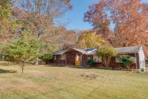 ein kleines Haus inmitten eines Gartens in der Unterkunft Countryside Cottage on 5 Acres! Easy Commute to DC in Centreville