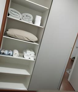 an open closet with white towels and towels at Rose Prime Loft in Extrema
