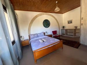 Un pat sau paturi într-o cameră la House on a Hill with Stunning Views near Troodos