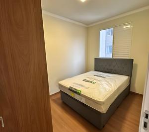 a small bedroom with a bed in a room at Valente Prime Loft – Executive apartment in Extrema, MG in Extrema +69 photos