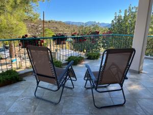 O vedere generală la munți sau o vedere la munte luată de la această casă de vacanță