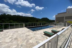 a balcony with a swimming pool on top of a building at Valente Prime Loft – Executive apartment in Extrema, MG in Extrema