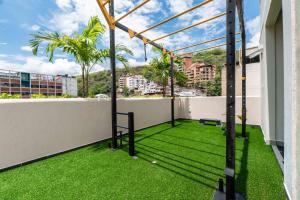 卡利Veca Flats Centenario的大楼内的阳台绿草环绕