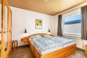 une chambre avec un lit et une fenêtre dans l'établissement Whg 3 - Ferien auf einem Resthof, à Schönhagen