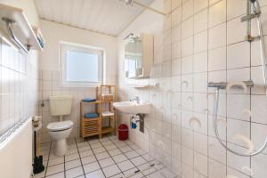 une salle de bains avec toilettes et lavabo dans l'établissement Whg 3 - Ferien auf einem Resthof, à Schönhagen 21 autres photos