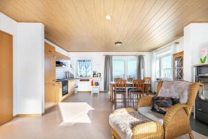 un salon avec un canapé et une table dans l'établissement Whg 4 - Ferien auf einem Resthof, à Schönhagen