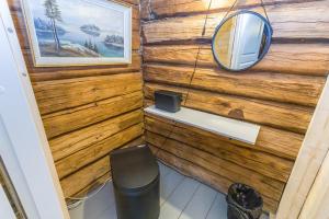 Koupelna v ubytování Savupirtti 1819 + 17 fotografií