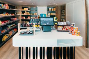 a store with a checkout counter in a supermarket at Salland Duo Bungalows in Nieuw-Heeten