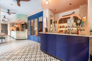 a bar in a restaurant with blue cabinets at Veca Flats Centenario in Cali +38 photos