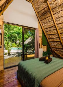Postel nebo postele na pokoji v ubytování Cabinas de Lou Eco Lodge TAMARINDO