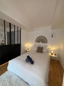 Ένα ή περισσότερα κρεβάτια σε δωμάτιο στο Le Cocon Central avec Balnéo