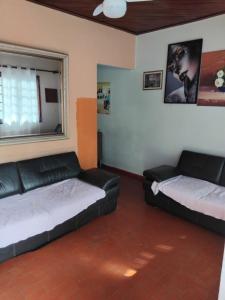 - un salon avec deux lits et une fenêtre dans l'établissement Casa de praia, à Itanhaém