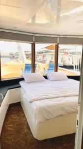 ディバにあるMusandam Starlight Dhow Cruiseの- ボート上のベッドルーム(大型ベッド1台付)